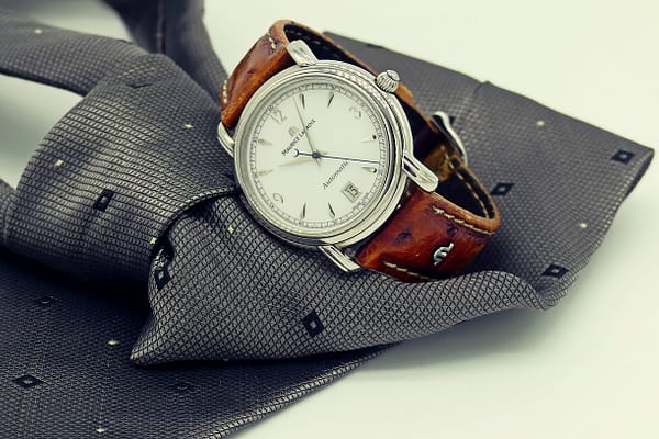 L’orologio di design robusto, bello ed elegante